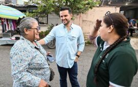 “Llevamos el mensaje de bienestar y transformación a familias cancunenses” | Pablo Bustamante recorre tianguis de la Región 102