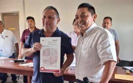 INDIGNACIÓN | Eric Borges se hace entregar una concesión de taxi; aun es alcalde de José María Morelos