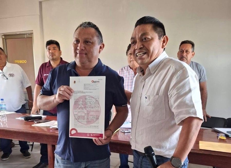 INDIGNACIÓN | Eric Borges se hace entregar una concesión de taxi; aun es alcalde de José María Morelos