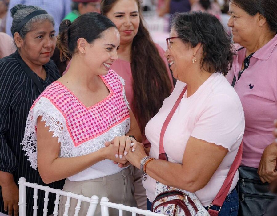 Reconoce Ana Paty Peralta labor de mujeres Tianguistas en Cancún