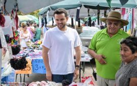 “A ras de piso, llevamos el mensaje de bienestar y transformación a cancunenses”, dice Pablo Bustamante desde el tianguis de la 100