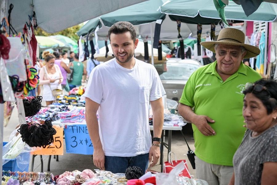 “A ras de piso, llevamos el mensaje de bienestar y transformación a cancunenses”, dice Pablo Bustamante desde el tianguis de la 100