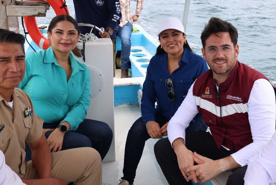 Constatan Blanca Merari y titular de SEMA, Óscar Rébora, funcionamiento de Barrera Antisargazo en Puerto Morelos