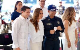 Renán Sánchez Tajonar acompaña a Mara Lezama en entrega de equipo de seguridad y reconocimiento de las mujeres