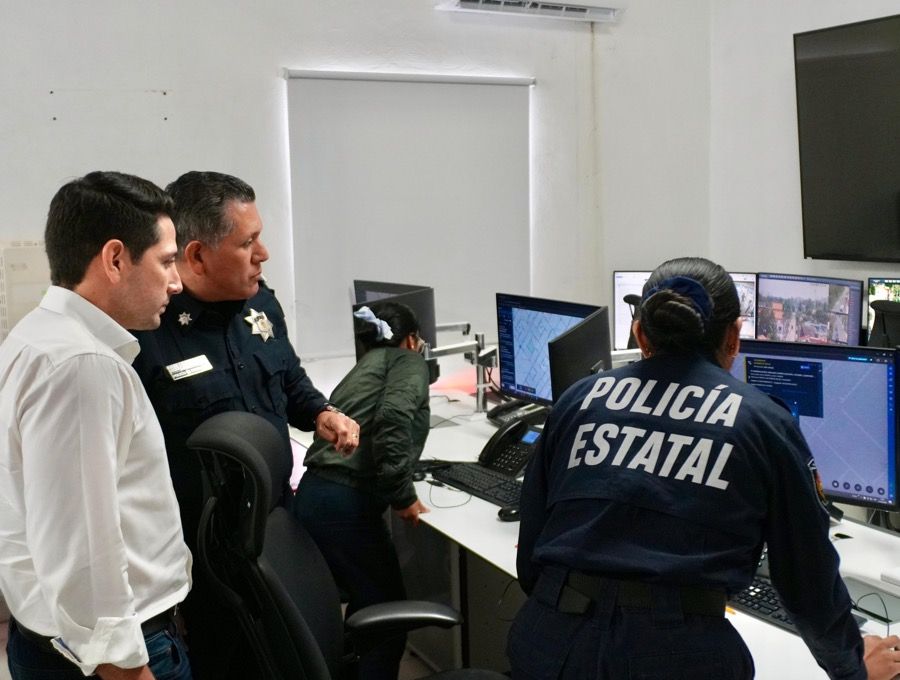 Renán Sánchez Tajonar se reúne con el Secretario de Seguridad Ciudadana de Quintana Roo en el Subcentro Regional del C5 en Cozumel
