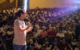 Gino reactiva campaña; evento con jóvenes, territorio en Playa del Carmen, y “cascarita” política
