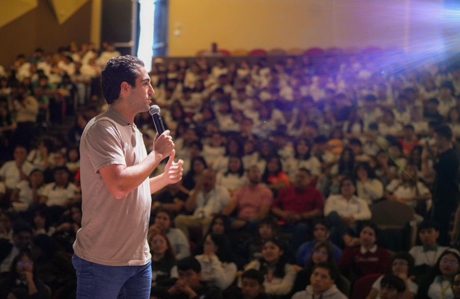 Gino reactiva campaña; evento con jóvenes, territorio en Playa del Carmen, y “cascarita” política