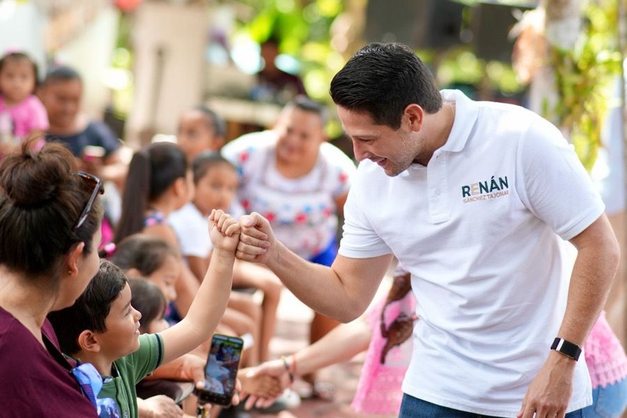 Renán Sánchez Tajonar participa junto al DIF Quintana Roo en la entrega de juguetes en comunidades de Cozumel