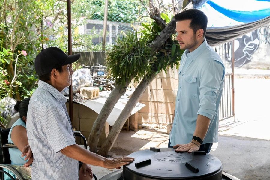 Visita Pablo Bustamante regiones de Cancún con apoyos directos a familias