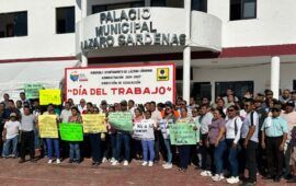 EN CAÍDA LIBRE | Abuchean trabajadores a Nivardo Mena durante evento del 1 de Mayo
