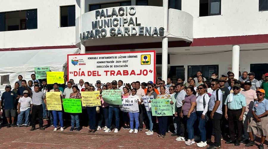 EN CAÍDA LIBRE | Abuchean trabajadores a Nivardo Mena durante evento del 1 de Mayo