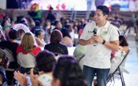 Celebra Renán Sánchez Tajonar a 2500 mamás de Cozumel en convivio