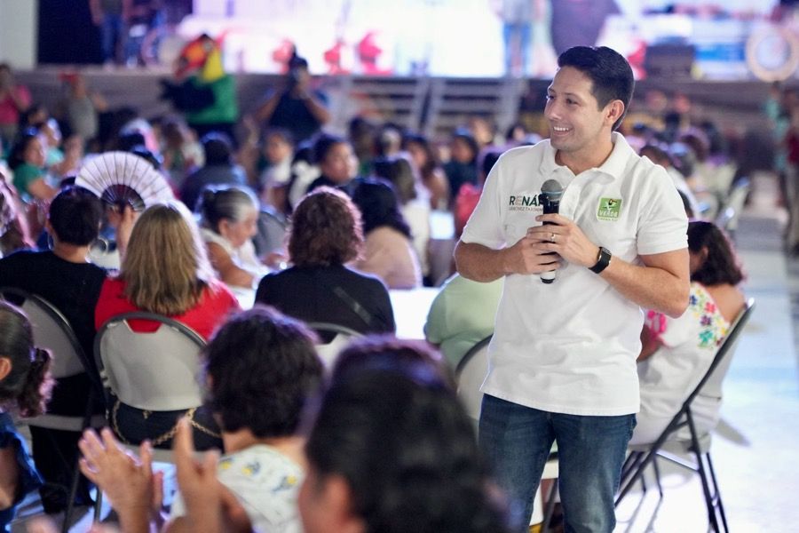 Celebra Renán Sánchez Tajonar a 2500 mamás de Cozumel en convivio