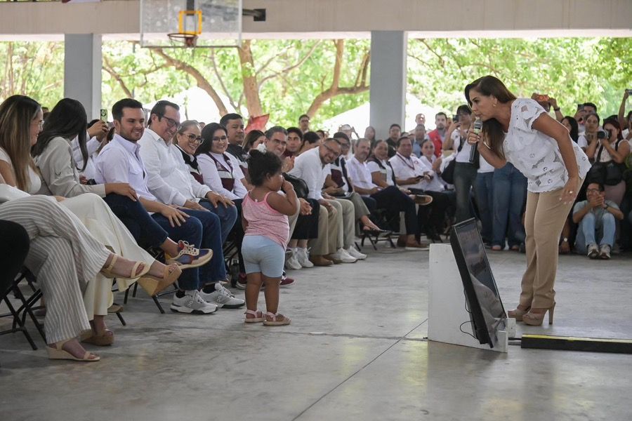 Pablo Bustamante acompaña a la Gobernadora Mara Lezama a la Primera Feria de la Paz en Cancún