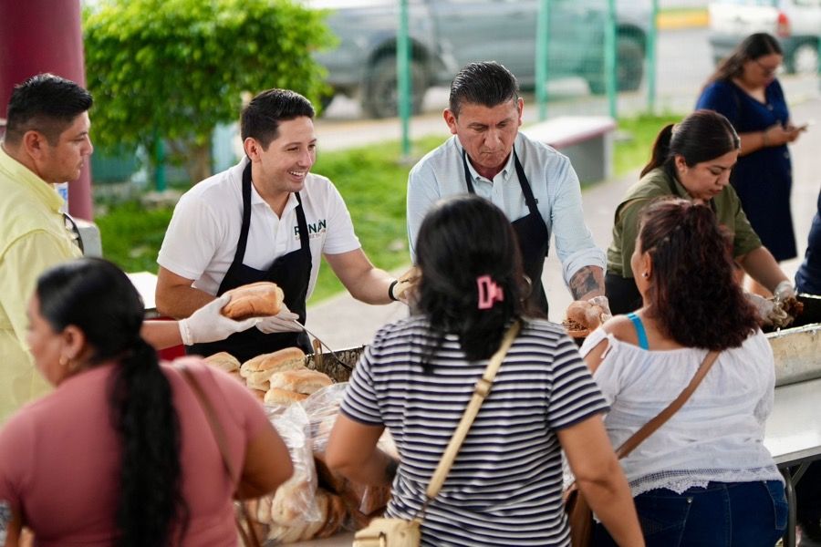 Renán Sánchez Tajonar y “Chepe” Contreras conviven con familias en Cozumel