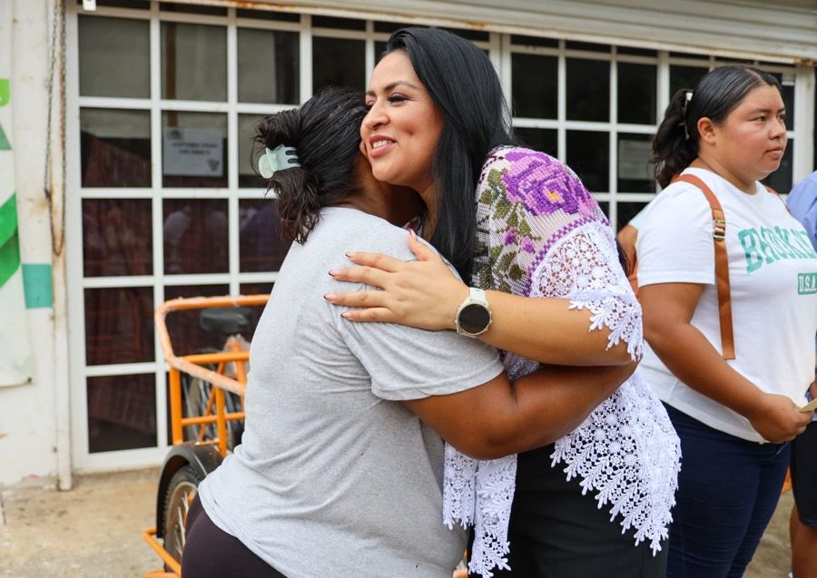 Apoya Blanca Merari a familias de Leona Vicario