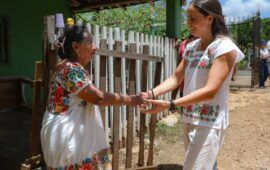 Camina Ana Paty Peralta las comunidades del Estado; visita Lázaro Cárdenas