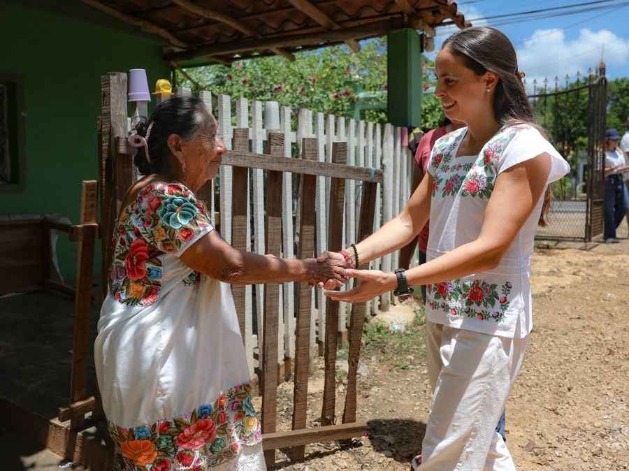 Camina Ana Paty Peralta las comunidades del Estado; visita Lázaro Cárdenas