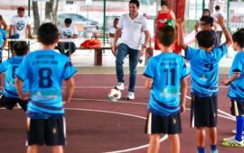 Renán Sánchez Tajonar entrega uniformes al Selectivo Municipal Sub-10 de futbol de Cozumel
