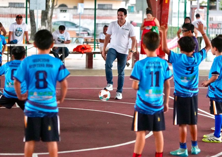 Renán Sánchez Tajonar entrega uniformes al Selectivo Municipal Sub-10 de futbol de Cozumel