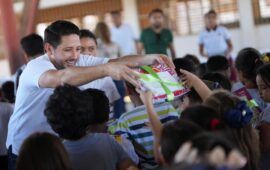 Renán Sánchez Tajonar lanza programa de entrega de kits de libretas para estudiantes cozumeleños