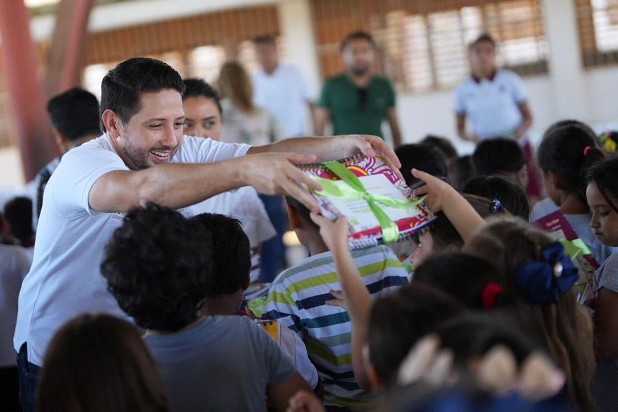 Renán Sánchez Tajonar lanza programa de entrega de kits de libretas para estudiantes cozumeleños