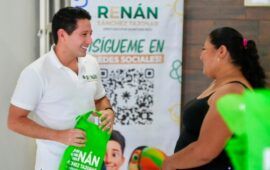 Renán Sánchez Tajonar arranca en Cozumel la entrega de kits de libretas escolares 2026