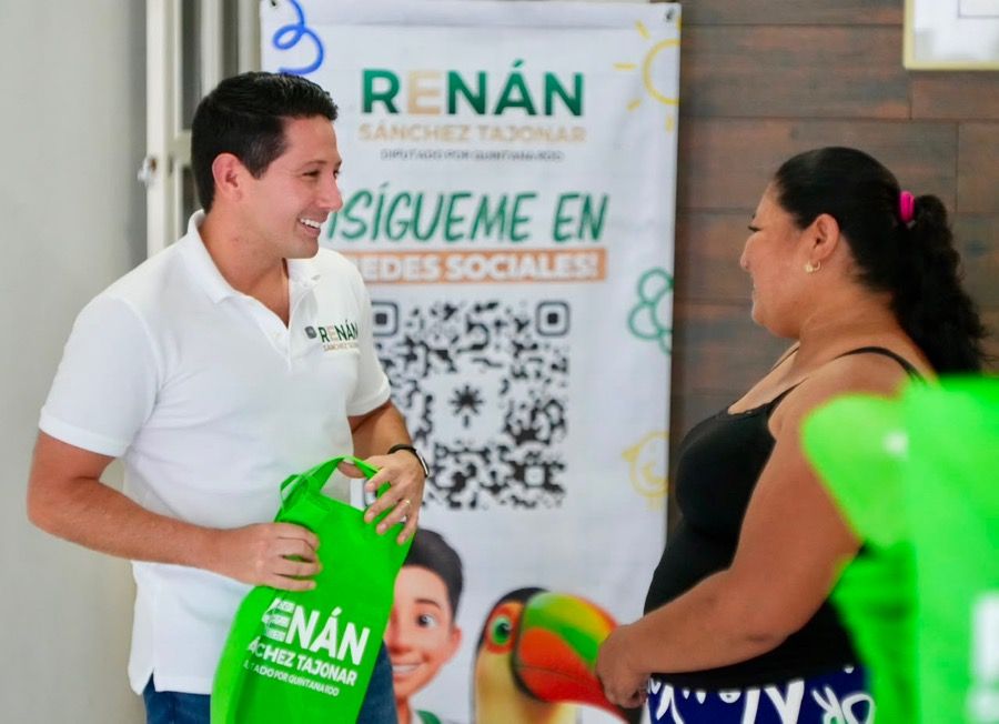 Renán Sánchez Tajonar arranca en Cozumel la entrega de kits de libretas escolares 2026