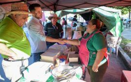 Recorre Pablo Bustamante el tianguis de Vista Real