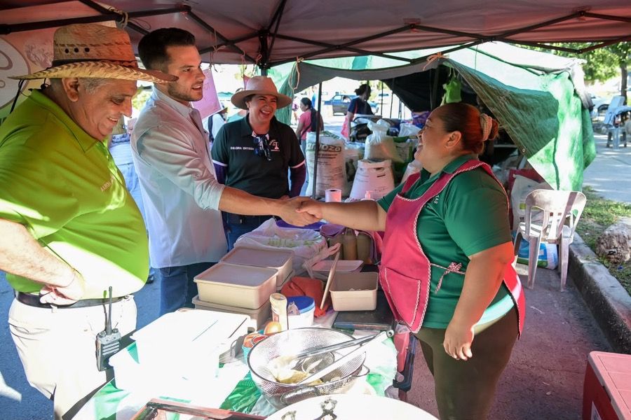 Recorre Pablo Bustamante el tianguis de Vista Real
