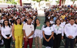 Entrega Blanca Merari 150 becas educativas en Puerto Morelos