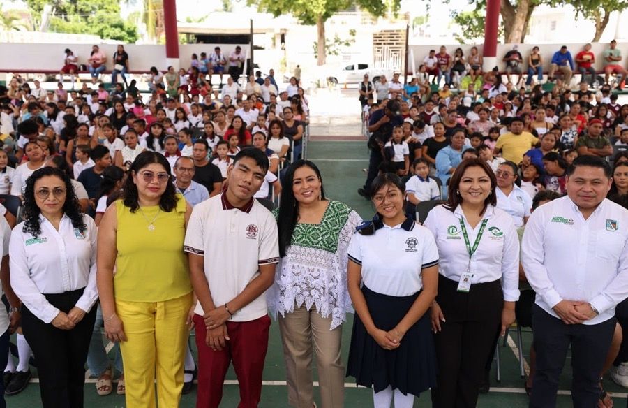 Entrega Blanca Merari 150 becas educativas en Puerto Morelos