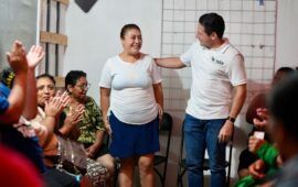 Renán Sánchez Tajonar se reúne con vecinas y vecinos de la colonia Emiliano Zapata en Cozumel