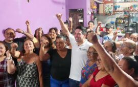 Renán Sánchez Tajonar escucha a vecinos de la colonia 10 de Abril