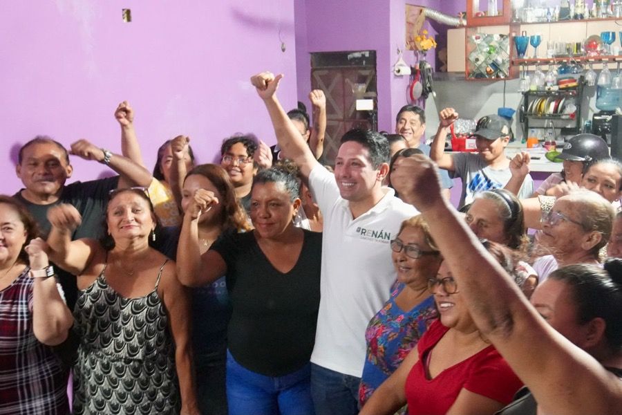 Renán Sánchez Tajonar escucha a vecinos de la colonia 10 de Abril
