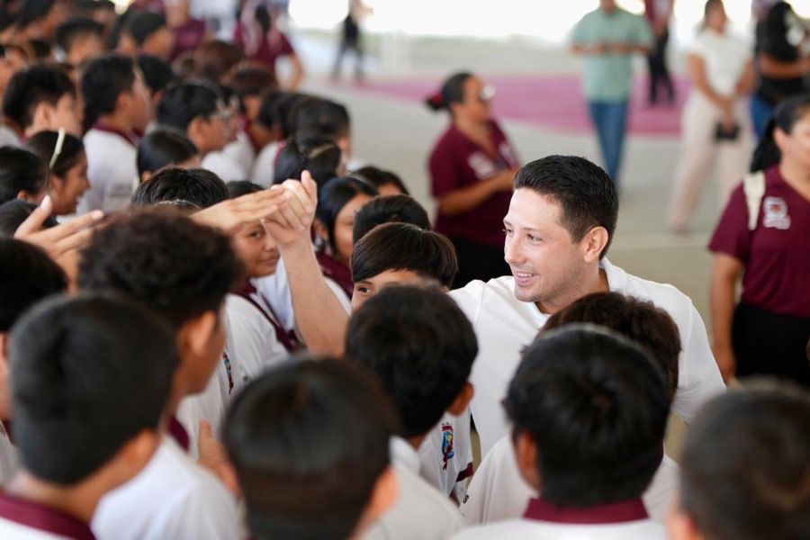Acompaña Renán Sánchez Tajonar a alumnas y alumnos de Cozumel al arranque del Ciclo Escolar 2026–2027