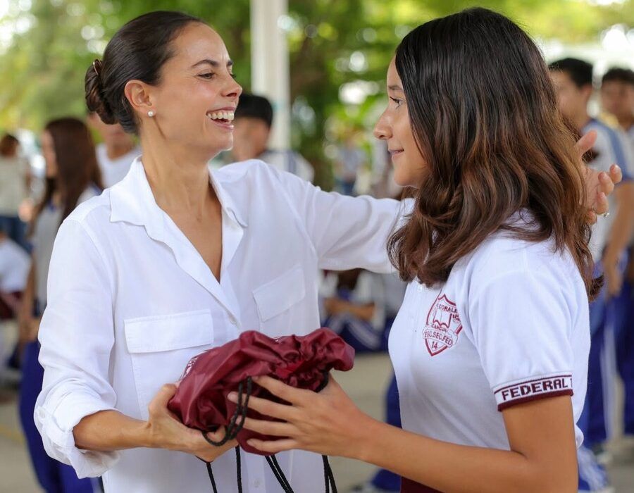 Entrega Ana Paty Peralta 99 mil pares de tenis gratuitos a estudiantes
